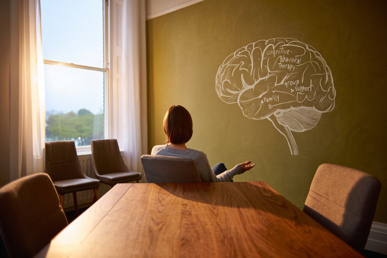 Девушка на стуле